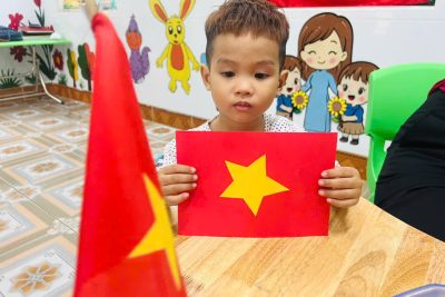 Hoạt động: Giới thiệu cho bé về quốc kỳ Việt Nam. Bé tạo hình lá cờ!